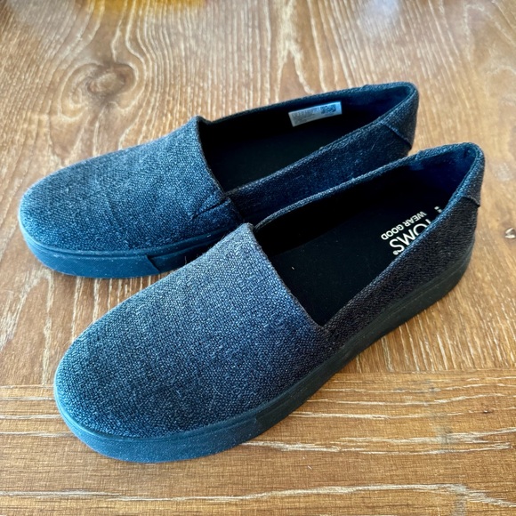 LIKE NEW Tom’s Kameron all black slip on sneakers 8 - Picture 2 of 13